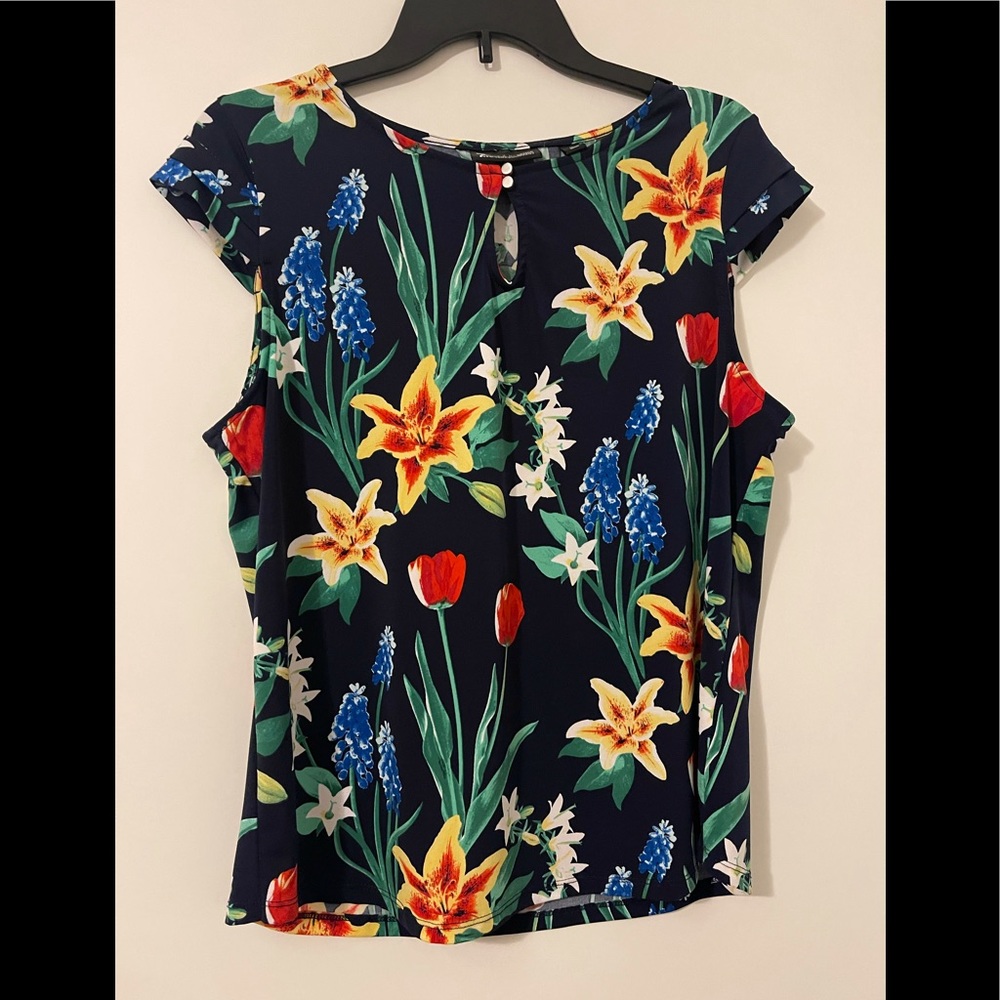 Women’s floral top size Large, like new